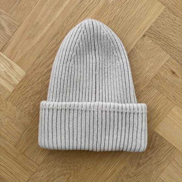 ACNE STUDIOS | Gray Ribbed Beanie - Picture 2 of 4